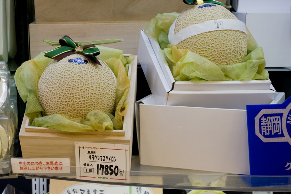 Dưa khi thu hoạch được chuyển tới hợp tác xã để kiểm tra chất lượng và phân thành 4 loại dựa trên vị ngọt.