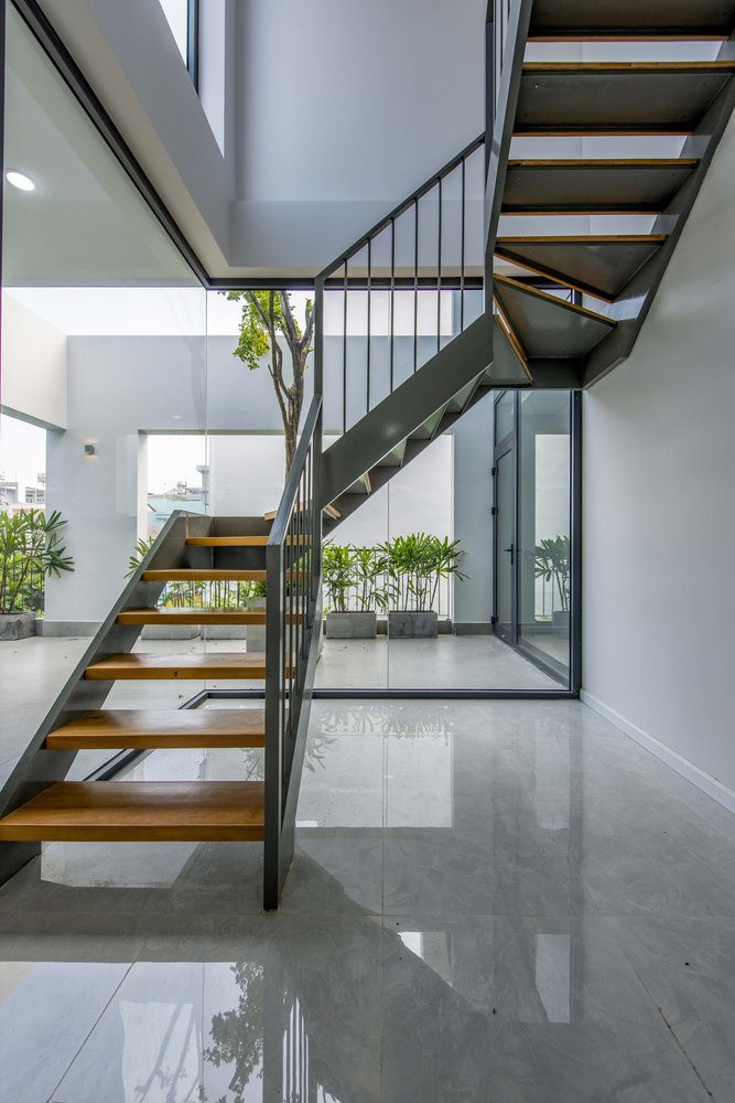 Tầng trệt thiết kế mở được sử dụng cho giờ ăn trưa của nhân viên văn phòng.