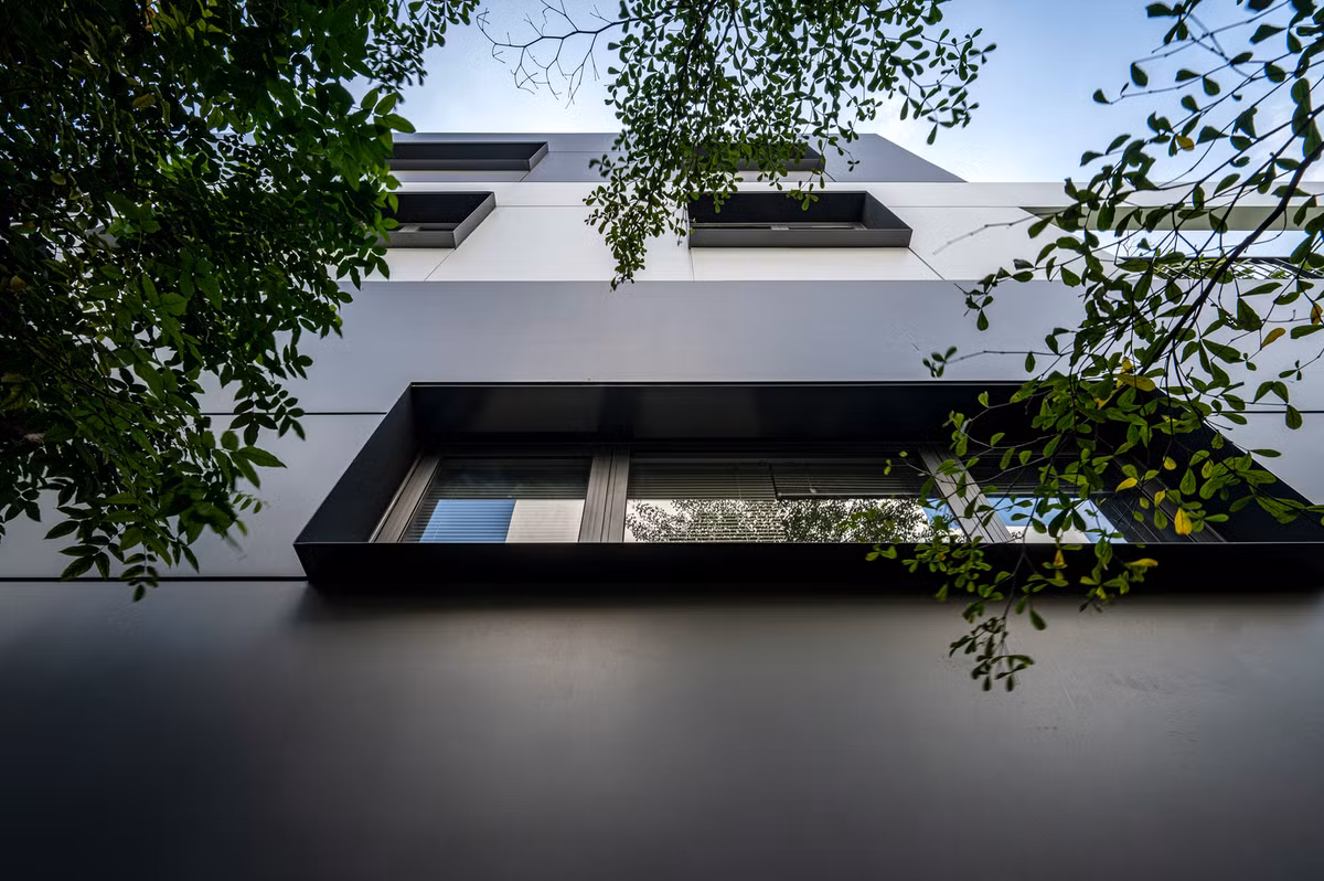 Sân vườn nhiệt đới như bước đệm giữa đường phố ồn ào với không gian làm việc bên trong tòa văn phòng.