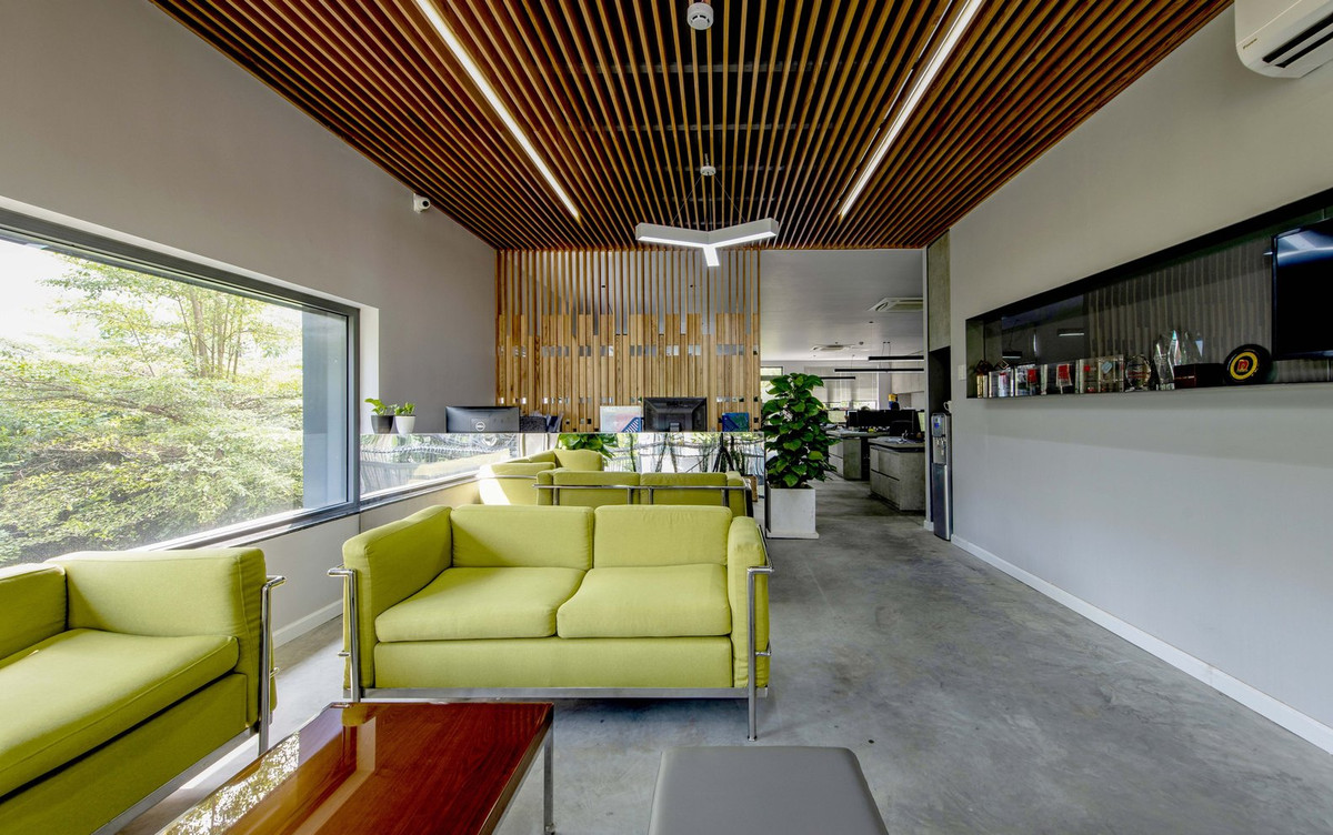 Ở bất kỳ góc nào trong văn phòng, nhân viên đều có thể ngắm sắc xanh thiên nhiên bên ngoài. Nguồn ảnh: Tùng Đặng.