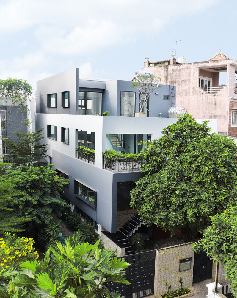 Tầng trệt gồm một phòng họp, chỗ để xe, phòng máy và một khu vườn.