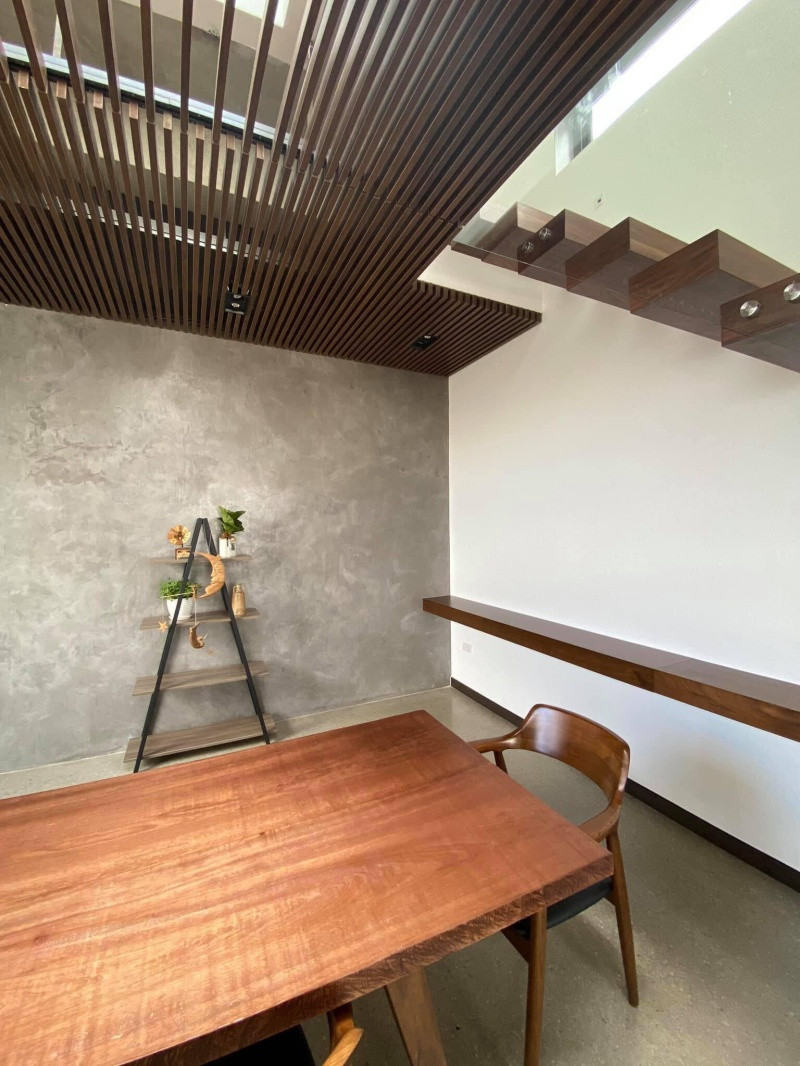 Nội thất trong nhà của ca sĩ Tóc Tiên đều bằng gỗ với tông nâu đồng điệu, tạo cảm giác ấm cúng.