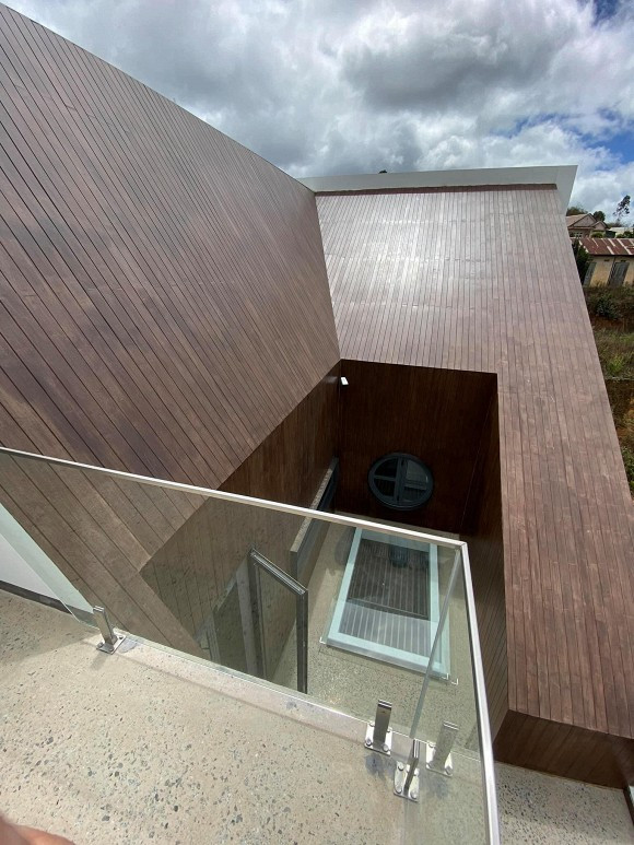 Ngôi nhà còn có view nhìn thẳng xuống hồ.