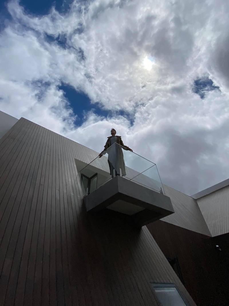 Biệt thự thiết kế theo hình tam giác, có ban công nhỏ ngắm cảnh Đà Lạt.