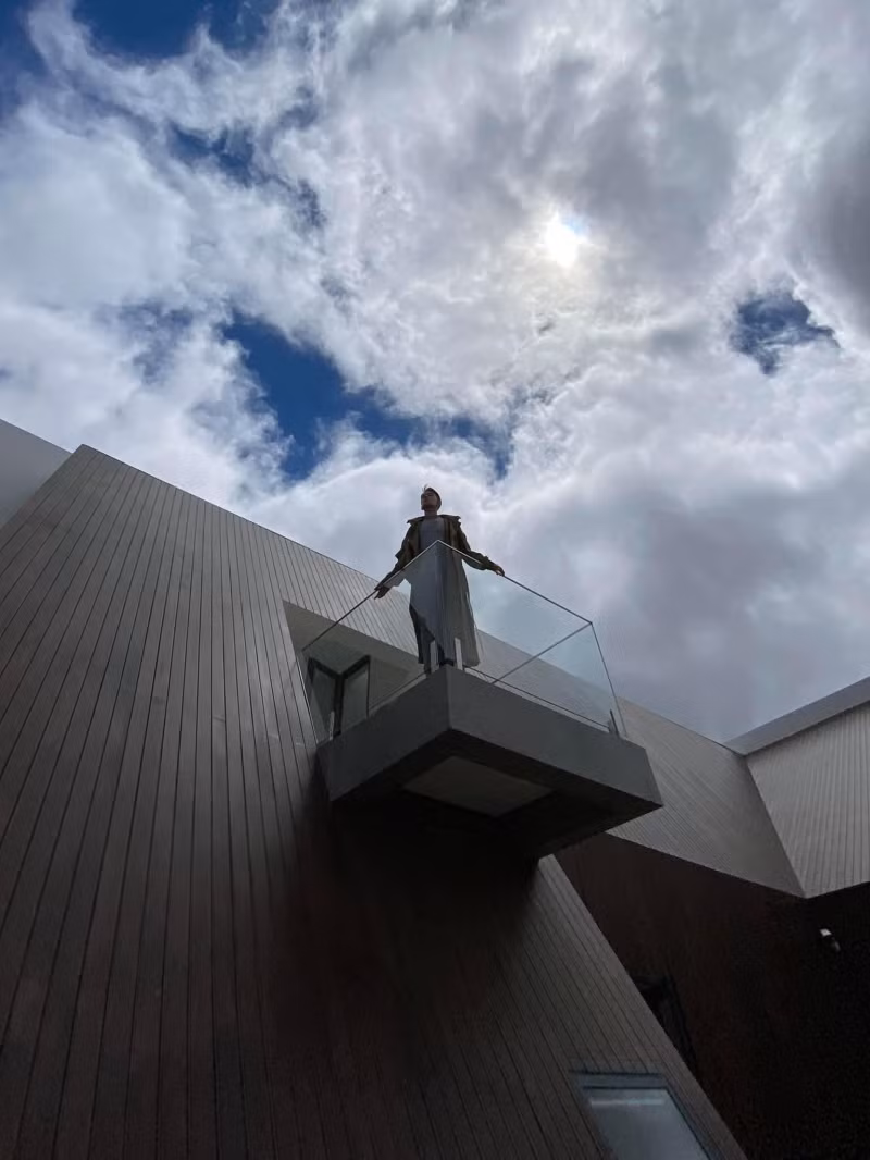 Biệt thự thiết kế theo hình tam giác, có ban công nhỏ ngắm cảnh Đà Lạt.