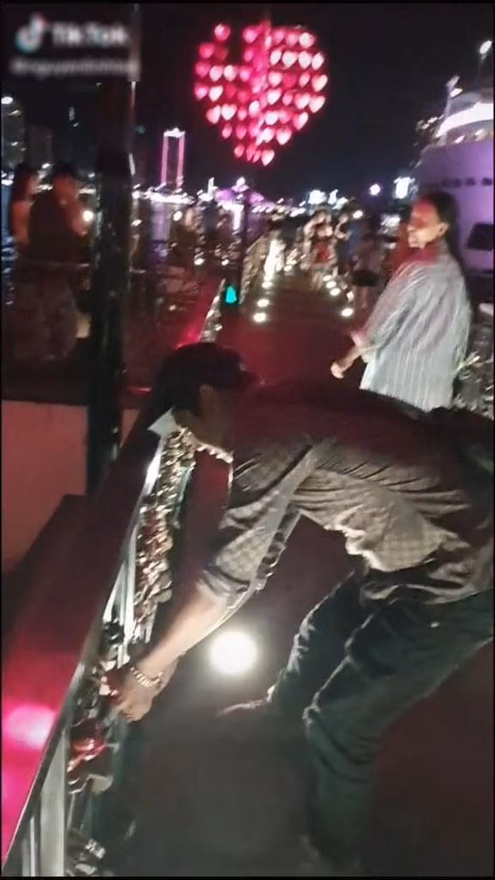 Video: Thanh nien mo khoa tren cau tinh yeu Da Nang roi vut xuong song-Hinh-2