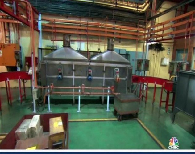 Trước khi tinh luyện, vàng thô được làm sạch và sấy khô. Ảnh: CNBC