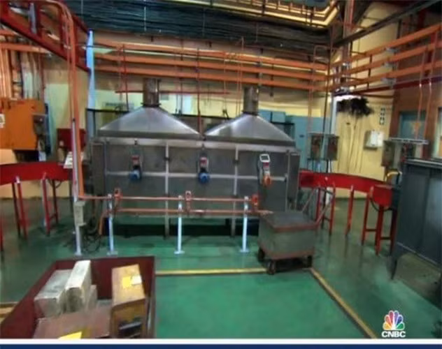 Trước khi tinh luyện, vàng thô được làm sạch và sấy khô. Ảnh: CNBC