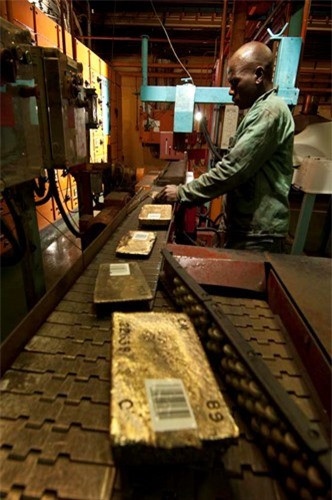 Sau đó, vàng được băng chuyền đưa đến trạm cân. Ảnh: Rand Refinery.