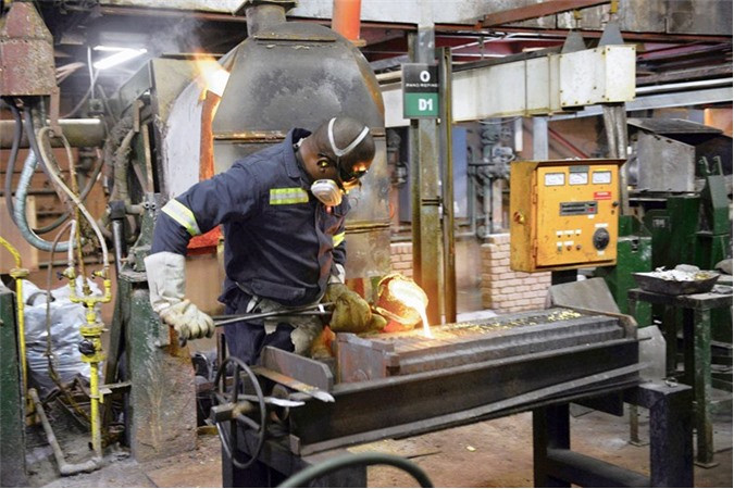 Nhân viên nhà máy xác định độ tinh khiết của vàng thô trước khi nấu chảy. Ảnh: CNBC