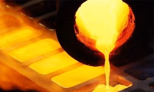 Vàng sau khi nấu chảy được đổ vào khuôn. Ảnh: CNBC