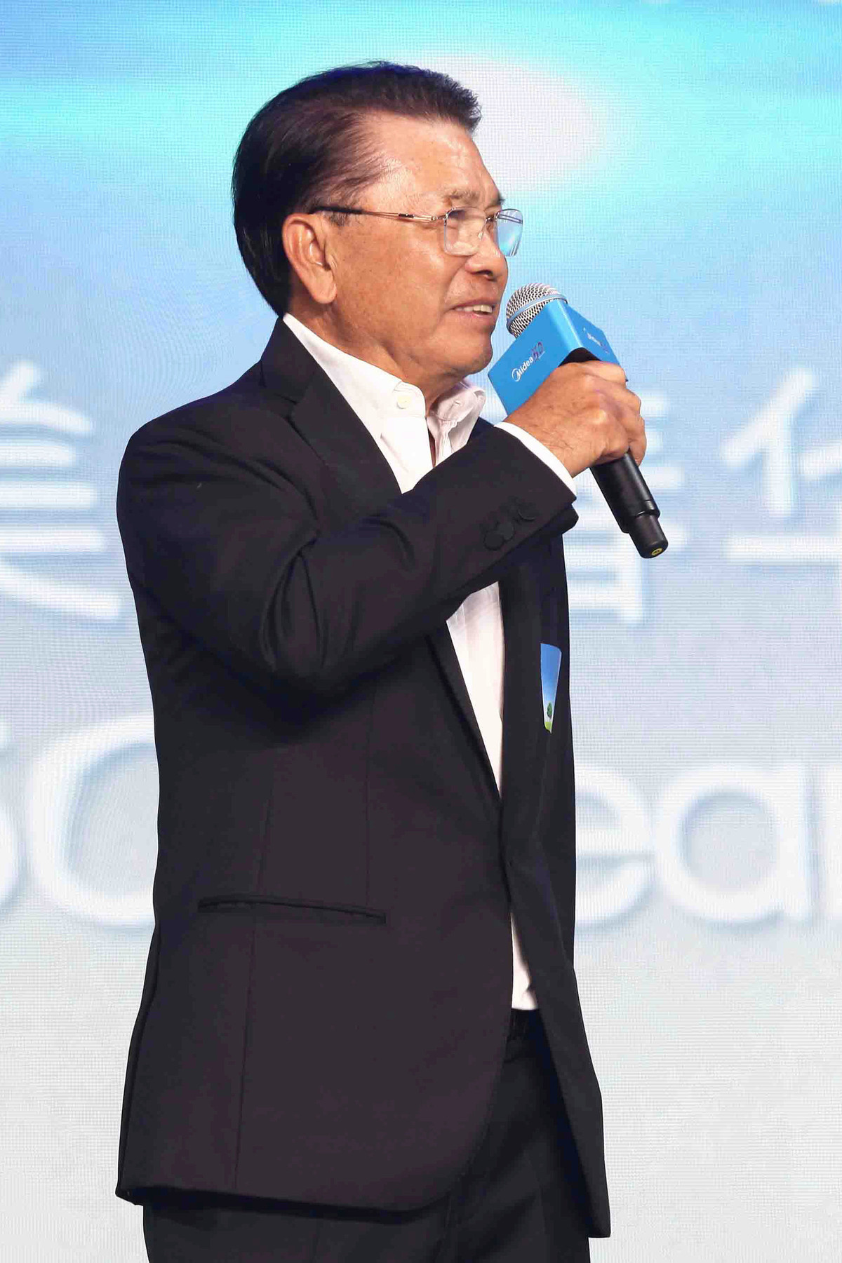 Đến 1988, một cô các sản phẩm của công ty Midea được phép xuất khẩu ra nước ngoài. Năm 1993, Midea được coi là công ty đầu tiên của thị trấn Beijao được niêm yết trên sàn chứng khoán Thâm Quyến. Ảnh: Nytimes.