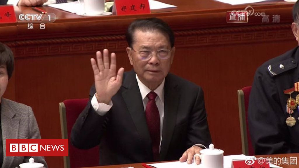 Năm 1968, ông huy động được 5.000 nhân dân tệ từ 23 nhà dân ở địa phương và bắt đầu sản xuất các nắp chai nhựa. Đến năm 1981, ông đã đặt tên cho các nhà máy sản xuất quạt điện của mình là Midea và phát triển mô hình quạt nhựa vào năm 1984. Ảnh: BBC.