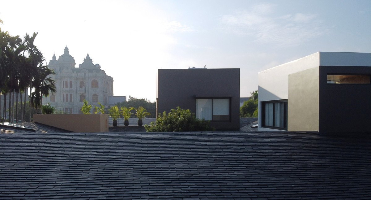 Cách thiết kế này vừa mới lạ vừa tạo cảm giác khối tích như nhà 1 tầng hài hòa với bối cảnh nhà thấp tầng xung quanh, đồng thời tạo ra khoảng không gian trên mái thú vị.