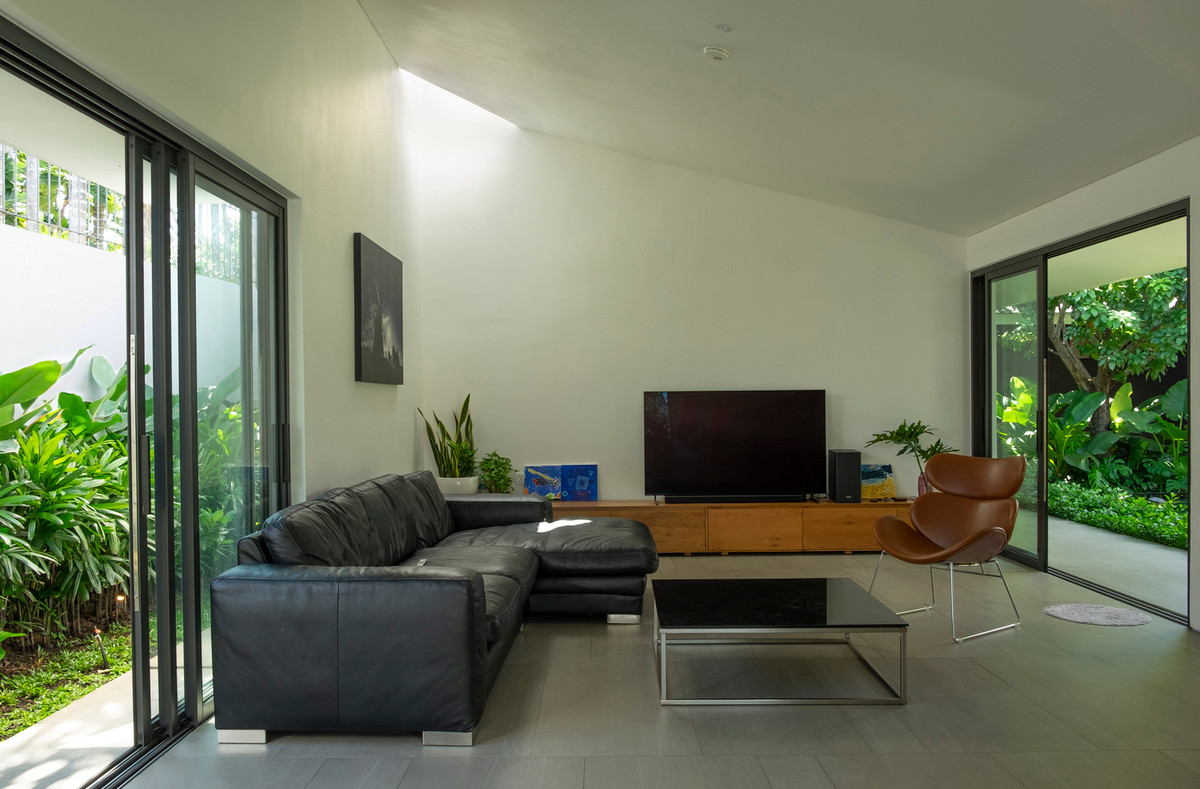 Phòng riêng nằm trong các khối hộp và được tách rời nhau, tạo ra các khoảng trống và đối lưu gió đến từng ngóc ngách của căn nhà.