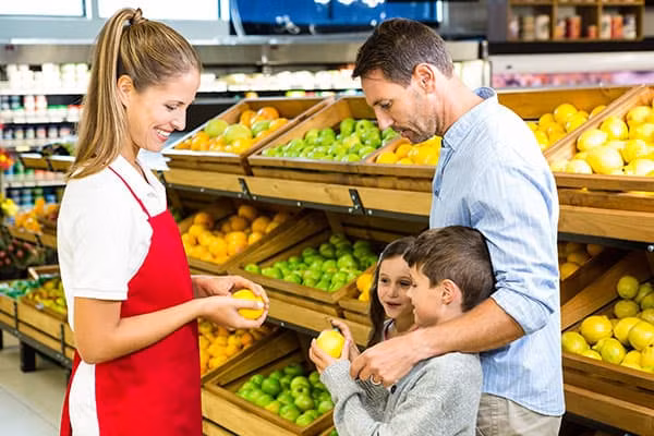 Chưa hết, tại một số , các loại rau xanh héo còn được nhân viên cắt nhỏ để bán tại quầy salad trong cửa hàng. Vì vậy, lời khuyên là mỗi người tiêu dùng hãy kiểm tra thật kỹ hàng khi mua tại siêu thị. Và đừng quên rửa sạch tất cả trước khi ăn. Nguồn ảnh: Internet Video: Bán lẻ truyền thống vẫn ‘lấn áp’ siêu thị? Nguồn: VTC