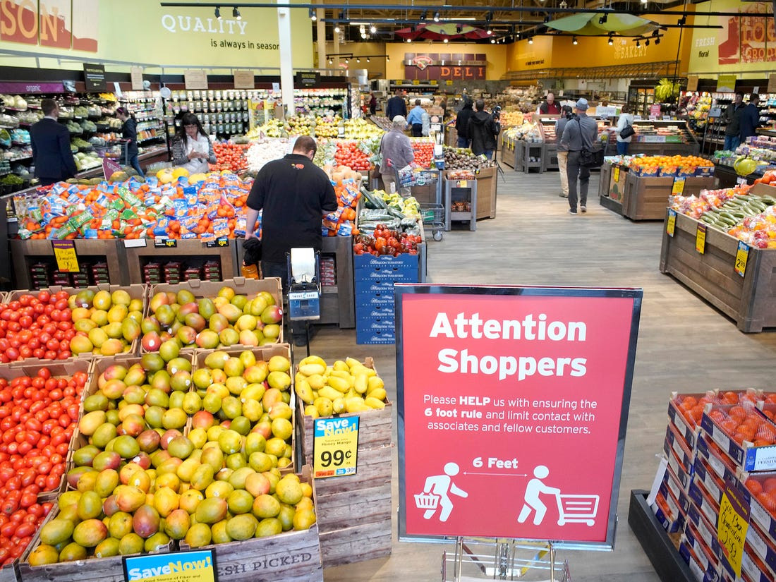 Theo một nhân viên tiết lộ, đôi khi những thứ rau quả "theo mùa" trong siêu thị cũng đều là hàng dự trữ trong cả năm.