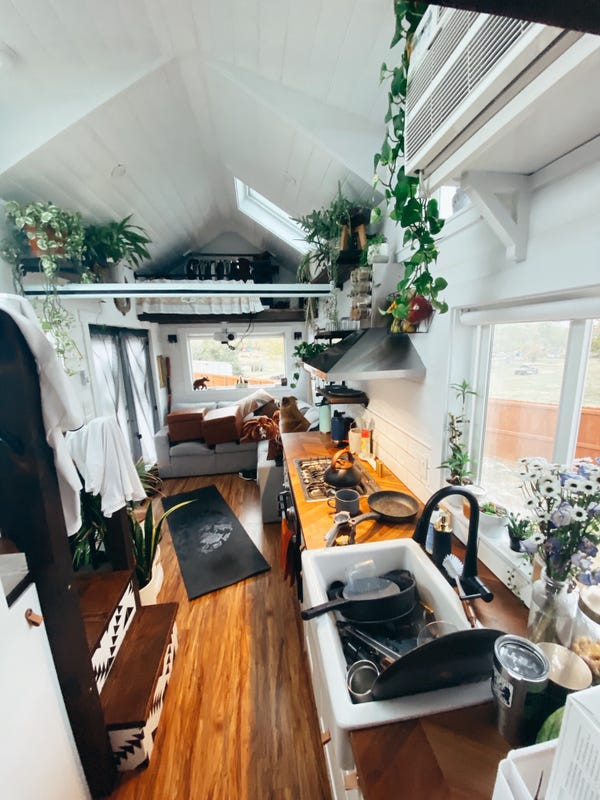 Molly cho biết, việc ở trong căn nhà nhỏ như thế này giúp vợ chồng cô tiết kiệm được ít nhất 8.500 USD/năm (tương đương gần 200 triệu đồng). Nguồn ảnh: Insider.