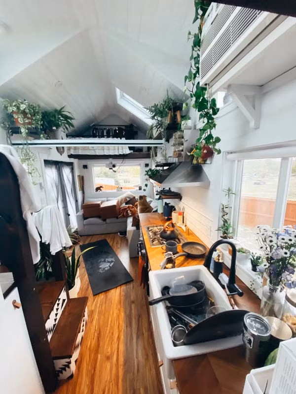 Molly cho biết, việc ở trong căn nhà nhỏ như thế này giúp vợ chồng cô tiết kiệm được ít nhất 8.500 USD/năm (tương đương gần 200 triệu đồng). Nguồn ảnh: Insider.