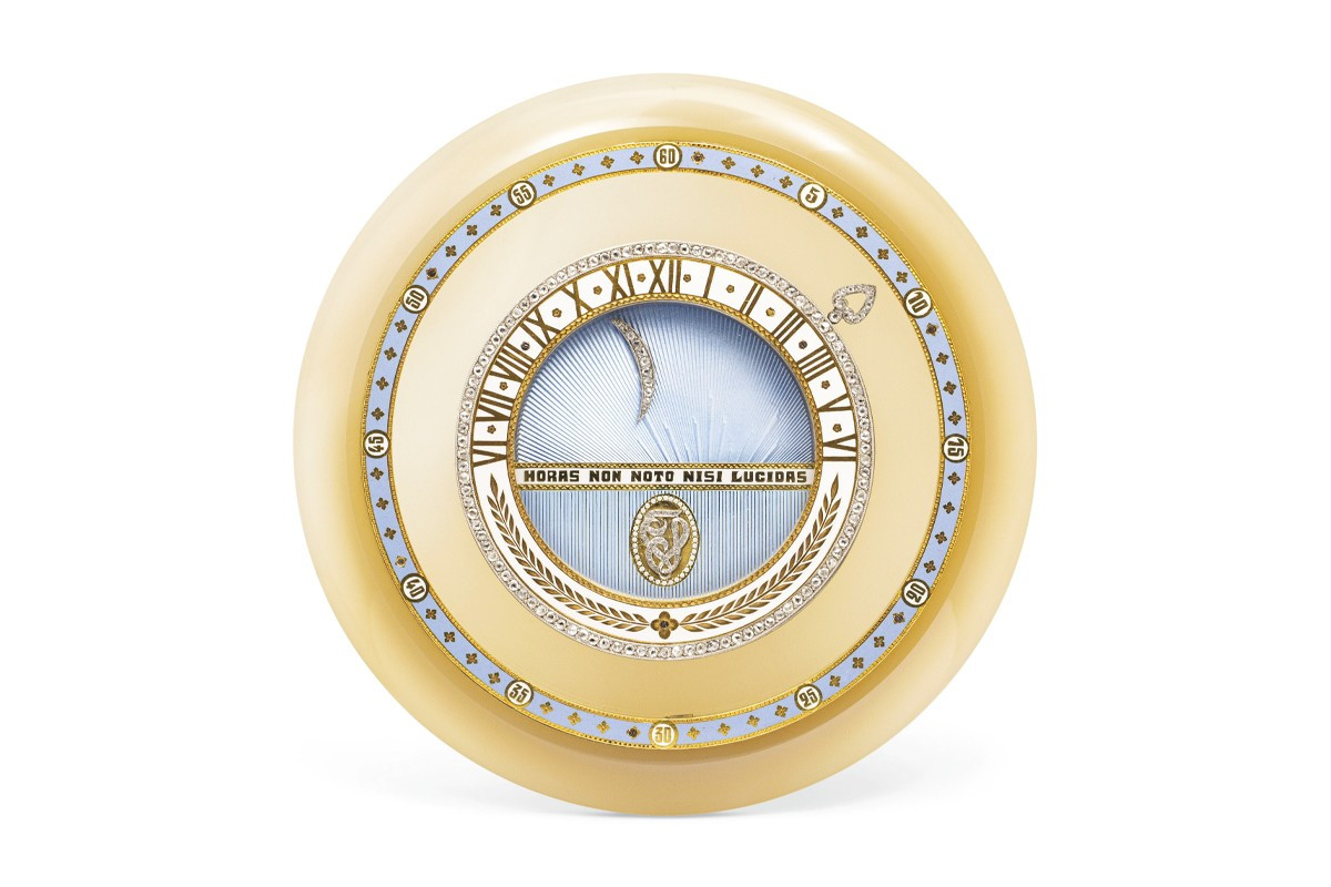 Chiếc đồng hồ để bàn hoạ tiết thiên văn vũ trụ của Cartier có giá từ 150.000 - 210.000 USD (3,5 - 4,9 tỷ đồng). Mặt số nằm ở vị trí trung tâm trong lớp men màu xanh nhạt rất tinh tế trong vỏ đá agate, với những viên kim cương cắt phiến hoa hồng xoay quanh vòng hiển thị giờ.