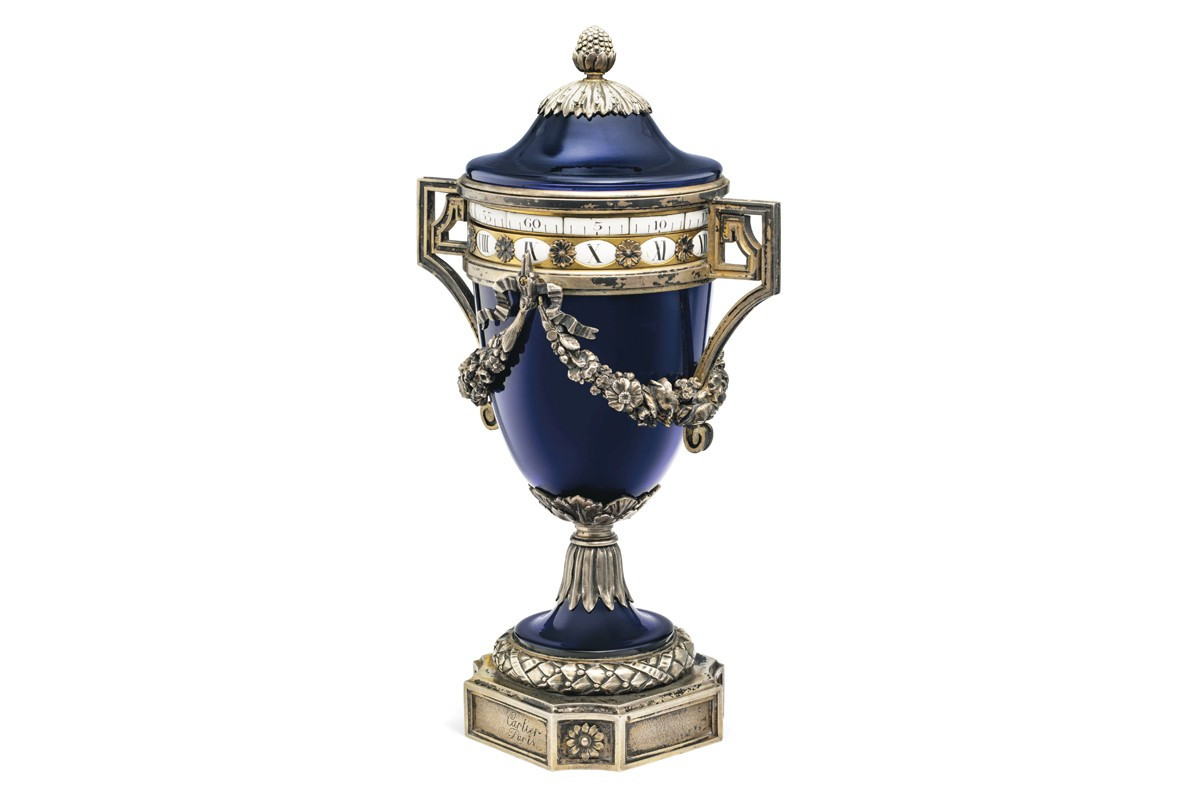 Sản xuất năm 1904, Cartier Urn Clock là mẫu đồng hiếm của thế kỷ 20 với thủy tinh opaline màu xanh đậm và mạ bạc. Đồng hồ có giá từ 84.000 - 130.000 USD (1,9 - 3 tỷ đồng).