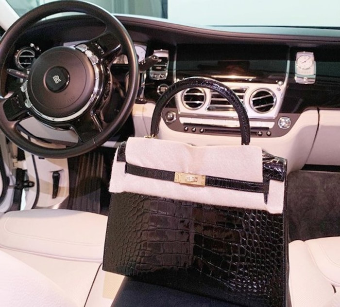 Joyce Phạm (tên đầy đủ Phạm Trần Nguyễn Minh Anh), con gái đại gia Minh Nhựa, khiến dân tình choáng váng khi “chơi lớn” tậu về một chiếc túi da cá sấu màu đen sang chảnh.