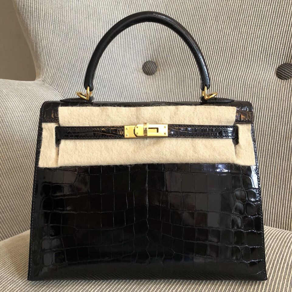 Được biết, đó là mẫu túi Hermès Birkin 25 Black Niloticus Crocodile Lisse và có giá trị lên 1.2 tỷ đồng.