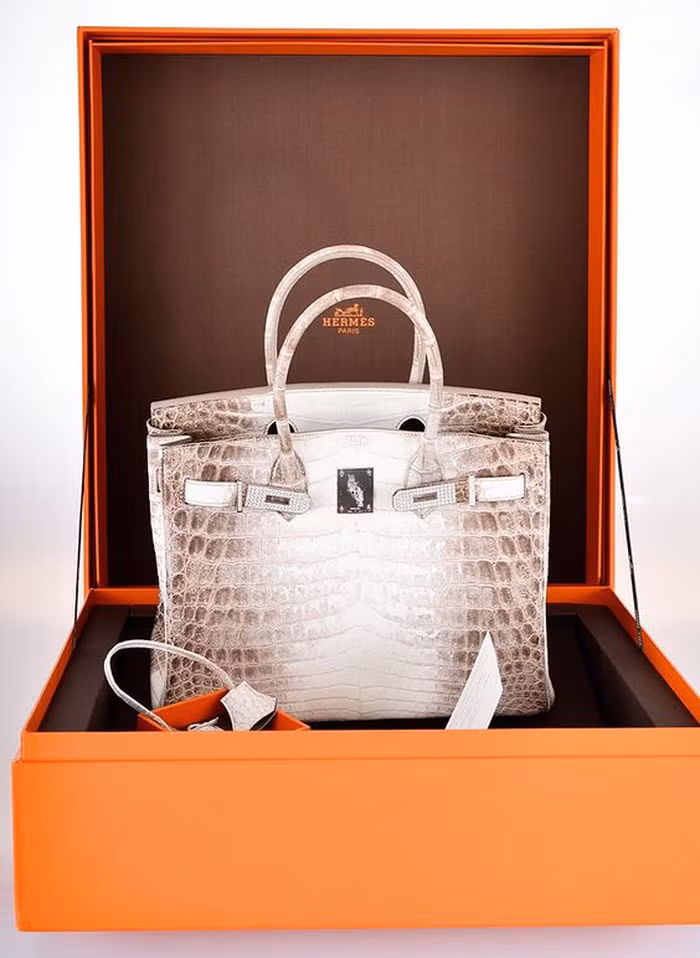 Một lý do khác khiến túi xách Birkin có giá cao là số lượng bán ra hạn chế. Mỗi năm, Hermès chỉ sản xuất 1-2 chiếc Birkin.