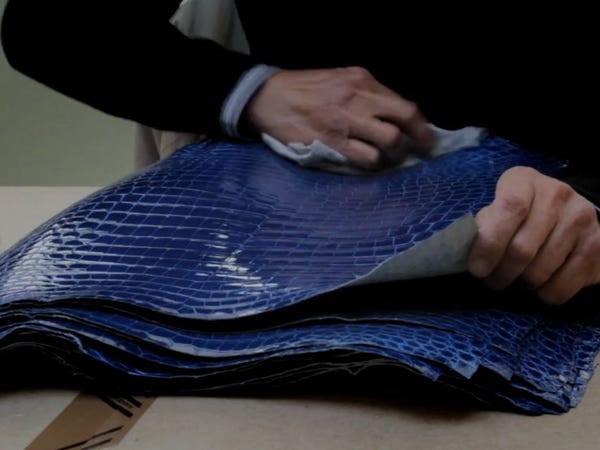 Trên thế giới, những người sở hữu chiếc túi da cá sấu cũng chỉ đếm trên đầu ngón tay. Những chiếc túi này cũng không được đăng tải trên web. Nguồn ảnh: Facebook, Internet