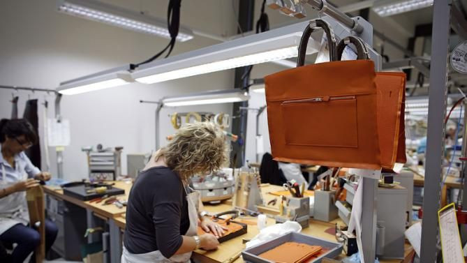 Ít ai biết, để có được nguyên liệu chế tạo túi xách, Hermès đã mua hai trang trại cá sấu ở Australia trong năm 2010 và một trang trại cá sấu ở Louisiana để cung cấp da làm túi.