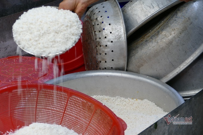 Nguyên liệu làm bánh chưng bao gồm: Lá rong, gạo nếp nhung hoặc nếp cái hoa vàng còn nguyên cám, đỗ lọc vỏ, thịt lợn ba chỉ hoặc thịt vai ướp với các gia vị như nước mắm, hạt tiêu sọ...