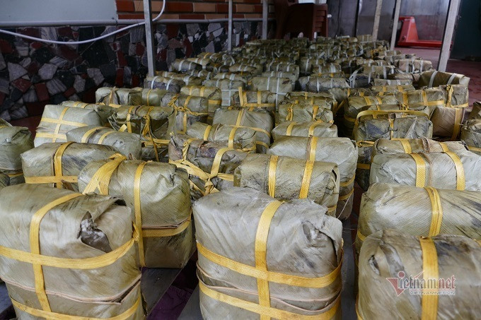 Thời gian để luộc bánh theo tiêu chuẩn là từ 9 - 11 tiếng. Sau khi luộc, lúc bóc bánh ra, bánh không bị nhão, cắt miếng bánh ta thấy mềm nhưng vỏ bánh vẫn có độ săn nhất định.