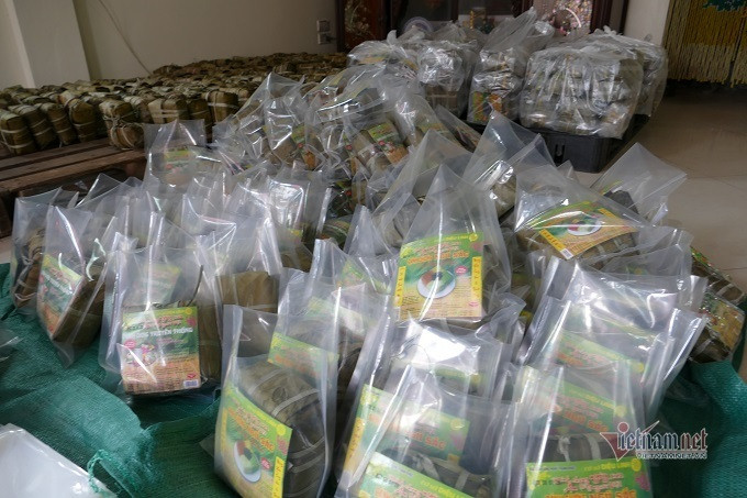 Sau khi luộc chín, ép nước, bánh làng Tranh Khúc được cho vào túi nilon, ép chân không.