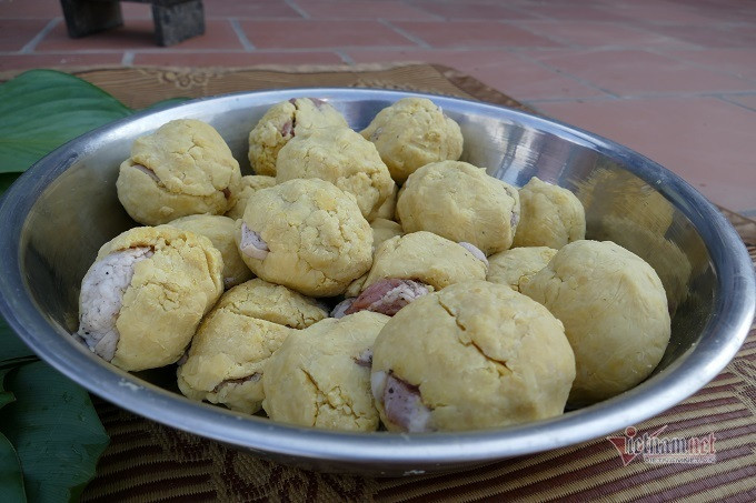 Anh Nguyễn Văn Mão - người làng Tranh Khúc chia sẻ thêm, đỗ dùng trong bánh chưng là loại tách vỏ, sau khi ngâm sẽ được đồ với chút muối và được làm nhuyễn. Sau đó, đỗ được mang đi bọc với thịt đã tẩm ướp.