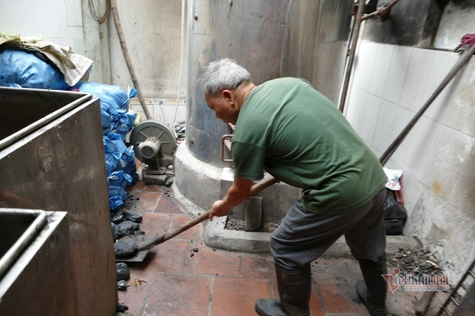 Hiện nay, dân làng Tranh Khúc không còn sử dụng bếp than, củi để luộc bánh mà đã chuyển sang dùng bếp điện hoặc nồi hơi. Nồi hơi giúp luộc được nhiều bánh hơn, ngon hơn, tuy nhiên giá thành đầu tư cũng cao hơn.