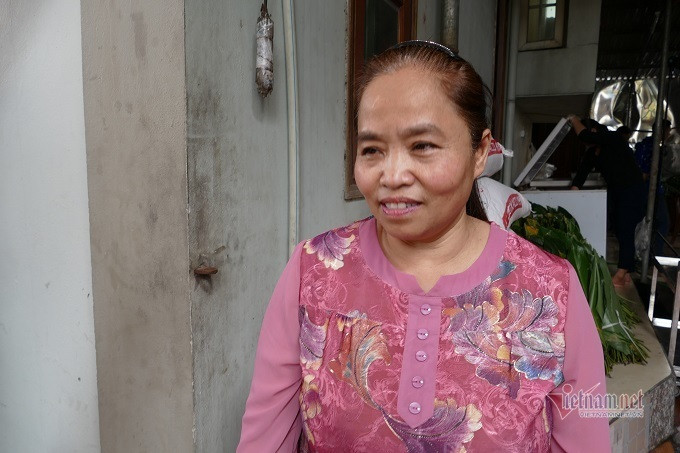 Bà Phạm Thị Tuyết (58 tuổi) - chủ một cơ sở sản xuất bánh chưng cho hay, các hộ dân ở đây bận rộn nhất từ ngày rằm tháng Chạp đến hết 3 tháng đầu năm.