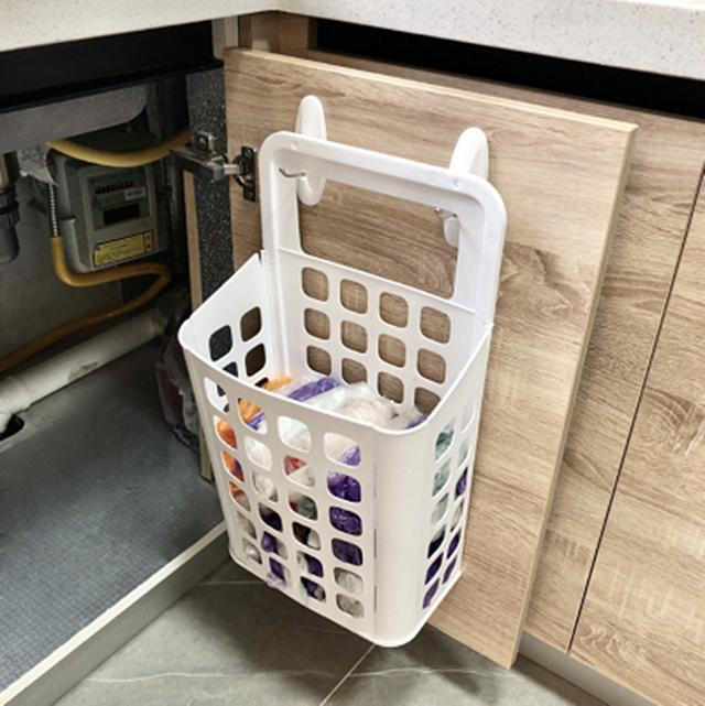 Thay vào đó, bạn có thể sử dụng chiếc giỏ treo với nhiều lỗ rỗng, vừa tiện cất trữ vừa lấy ra dễ dàng.