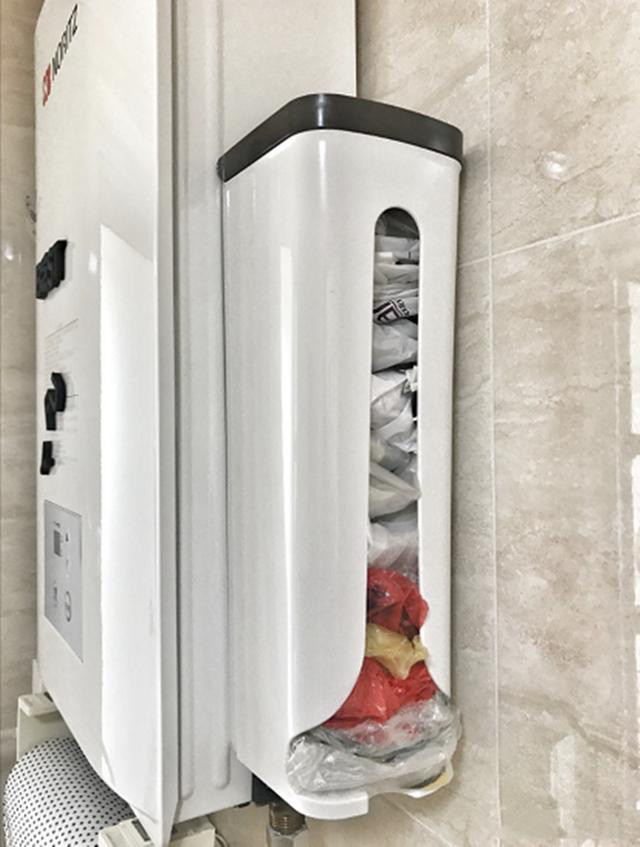 Hộp đựng túi nilon gấp gọn được quảng cáo là giải pháp lưu trữ gọn gàng cho chị em nội trợ. Thế nhưng, khi cần chưa chắc đã tìm được chiếc túi phù hợp và phải mò mẫm tìm lại.