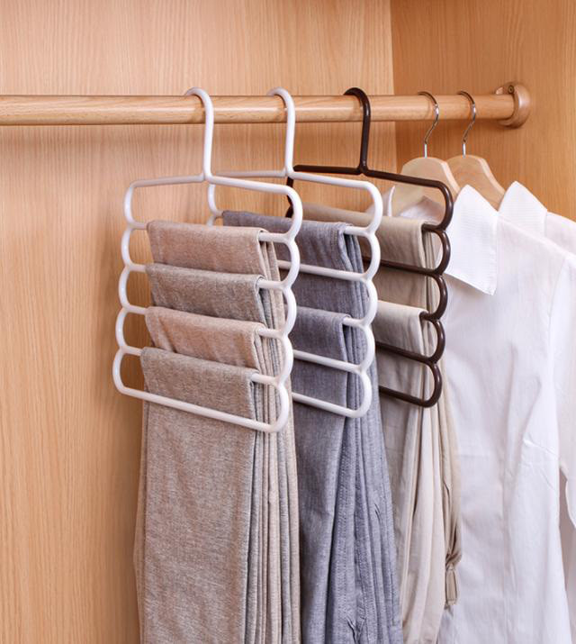 Chiếc móc treo quần chữ S được cho là giúp tối đa hóa không gian trong tủ song nó lại chỉ phù hợp để treo khăn mỏn. Những chiếc quần dày dặn sẽ rất khó luồn vào móc. Nguồn ảnh: Internet.