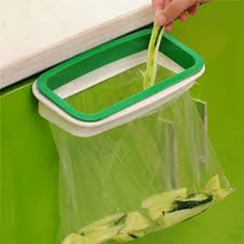 Thực tế, nó khá bất tiện vì người dùng phải khéo léo lồng túi và khung, khi đổ rác phải thật nhẹ tay để tránh túi bị rách hoặc rơi thẳng xuống đất. Hơn nữa, miệng túi không thể mở rộng hết nên đôi khi rác sẽ rơi xuống đất.