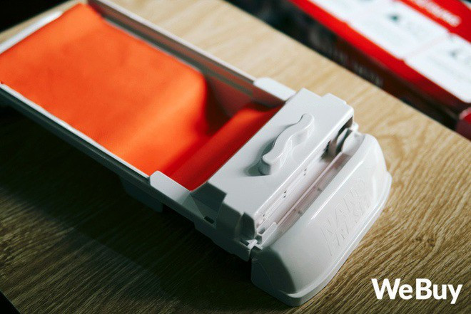 Chiếc máy cuốn nem được quảng cáo là chẳng cần đôi bàn tay khéo léo cũng có thể cho ra đời những chiếc nem tròn đều trăm cái như một và còn tiết kiệm thời gian.