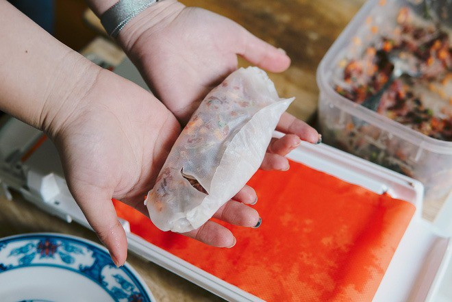 Thực tế, không ít bà nội trợ ngán ngẩm khi máy cho ra những chiếc nem kích thước siêu lớn, lại còn lỏng lẻo hai đầu.