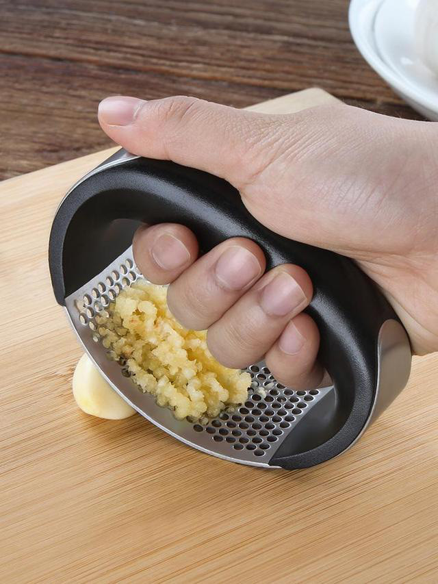 Vô cùng hiện đại nhưng dụng cụ nghiền tỏi bằng tay lại rất tốn sức và tốn thời gian. Chưa kể việc vệ sinh dụng cụ này cũng khá bất tiện vì bã tỏi dính chặt lên lưỡi dao.