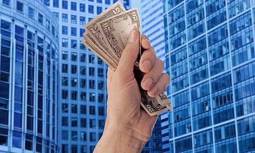 Trung bình, các triệu phú đầu tư 20% thu nhập của họ mỗi năm. Sự giàu có của họ không được đo bằng số tiền họ kiếm được hàng năm, mà bằng cách họ tiết kiệm và đầu tư theo thời gian”.