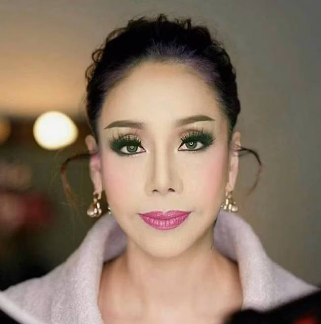 Leena Jungjanya sống ở Thái Lan, sinh ra trong một gia đình gốc Hoa.