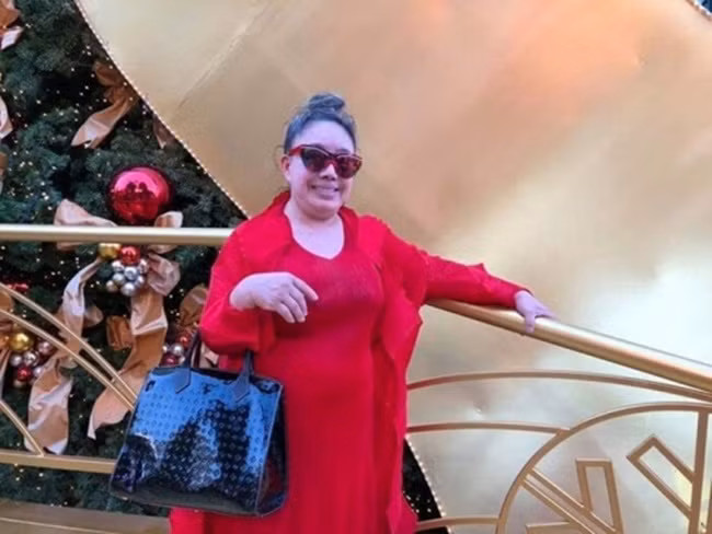 Theo tờ Thairath, bà còn có một công ty khác chuyên sản xuất các chương trình giải trí cũng có số vốn đăng ký điều lệ là 1 triệu bath (~700 triệu đồng).