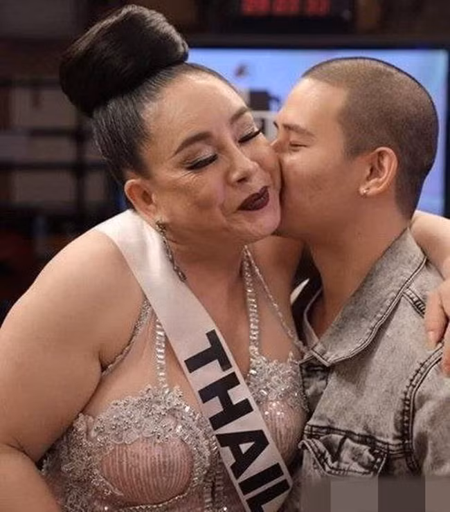 Năm 2017, nữ đại gia Thái Lan bỗng nhiên nổi tiếng khắp thế giới sau khi bà ly dị người chồng thứ 8 và công khai tuyển chồng trên các phương tiện truyền thông đại chúng.