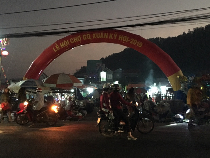 Từ sáng sớm, khi trời vẫn còn tối, hàng ngàn người dân địa phương đã đổ về phên chợ Gò. Ảnh: Người lao động.