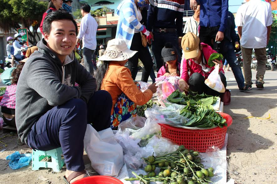 Tại phiên chợ Gò, người bán không nói thách và người mua cũng không hề mặc cả. Người bán nhẹ nhàng, người mua từ tốn, như trao và nhận những điều tốt đẹp nhất đầu năm. Ảnh: Dân Việt.