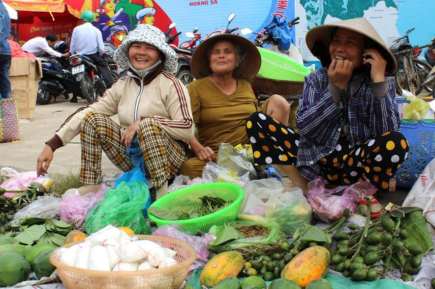 Người đi chợ mua trầu cau, các loại cây trái để "lấy lộc" hoặc mua đủ thứ đồ ăn tươi, từ các loại rau xanh đến tôm cá tươi rói. Ảnh: Dân Việt.